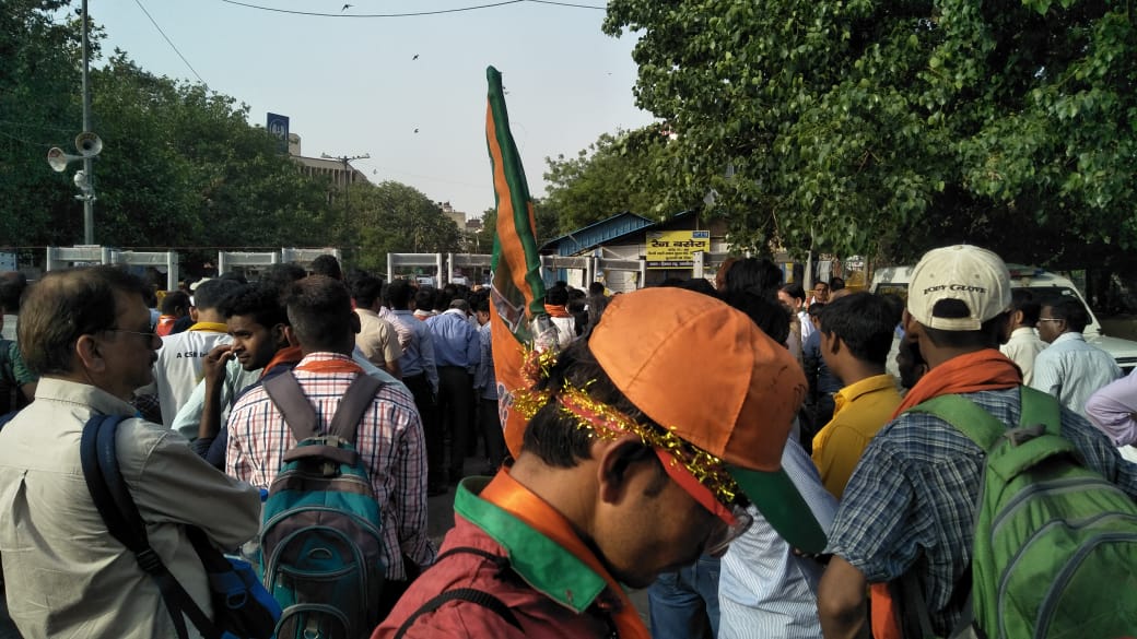 दिल्ली के रामलीला मैदान में पीएम मोदी की रैली के दौरान एक दृश्य