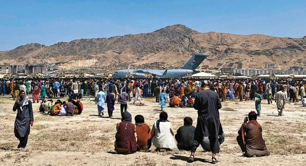 तालिबानी कब्जे के बाद काबुल एयरपोर्ट ठप: पाक-ईरान बार्डर पर लगा लोगों का हुजूम, अफगानिस्तान से निकलने के लिए संघर्ष जारी