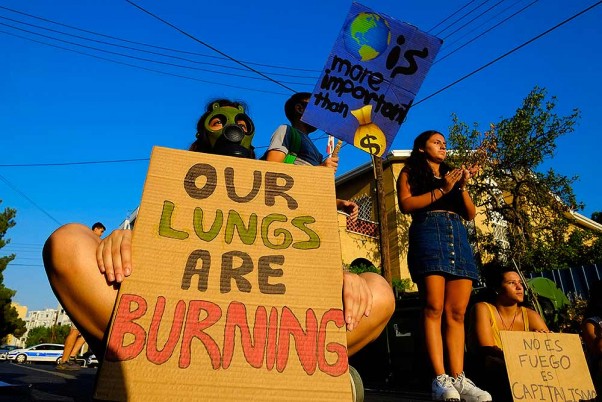 साइप्रस के निकोसिया में स्थित ब्राजील के दूतावास के बाहर एक विरोध प्रदर्शन के दौरान सड़क को अवरुद्ध करते प्रदर्शनकारी