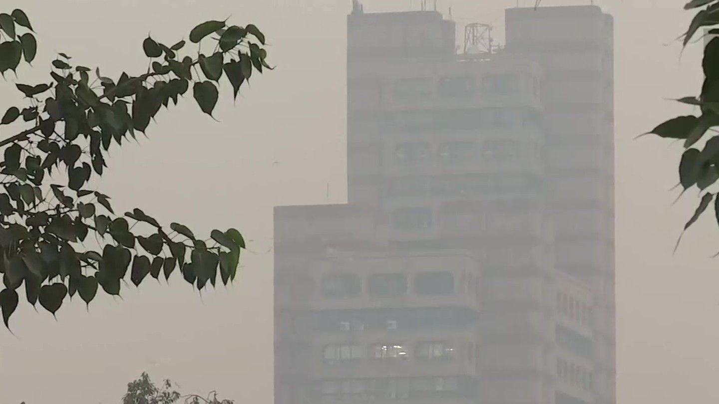 दिल्ली में आज भी सांस लेना दूभर, 'गंभीर श्रेणी' में हवा