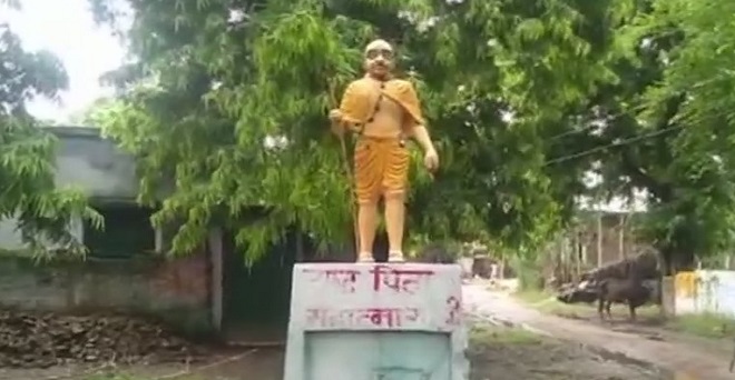 यूपी: शाहजहांपुर में भगवा रंग में रंगी गई महात्मा गांधी की मूर्ति, भाजपा कार्यकर्ताओं पर आरोप