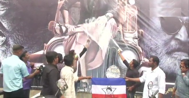 फिल्म ‘काला’ रिलीज, उमड़ी भीड़, फैंस ने दूध से नहलाया रजनीकांत का पोस्टर