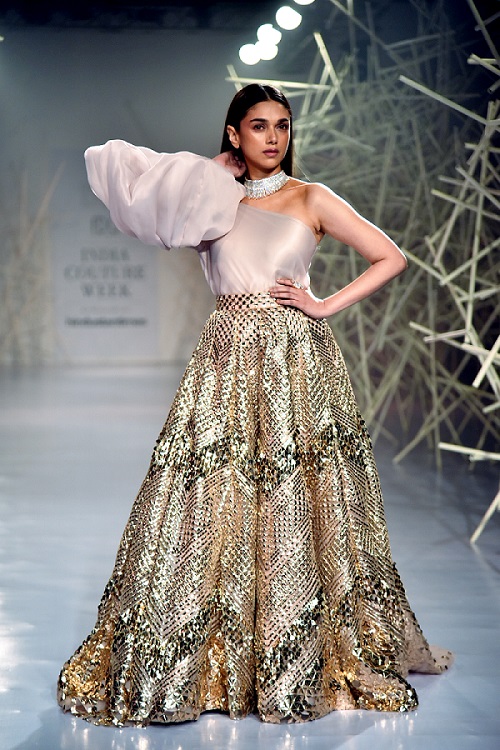 नई दिल्ली में इंडिया फैशन वीक के दौरान अभिनेत्री अदिति राव