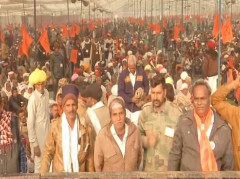 ‘किसान गर्जना’ रैली: राहत उपायों की मांग को लेकर दिल्ली के रामलीला मैदान में जुटे किसान