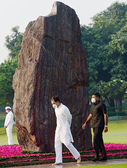 कांग्रेस नेता राहुल गांधी ने पूर्व प्रधानमंत्री इंदिरा गांधी की पुण्यतिथि पर उन्हें शक्ति स्थल पर श्रद्धांजलि दी