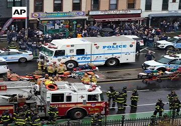 न्यूयॉर्क के ब्रुकलिन सबवे स्टेशन पर ताबड़तोड़ फायरिंग, 13 लोग घायल, पुलिस ने जारी किया आरोपी का हुलिया