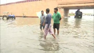 मूसलाधार बारिश ने यूपी में बरपाया कहर,  2 दिन स्कूल-कॉलेज बंद, योगी सरकार का आदेश