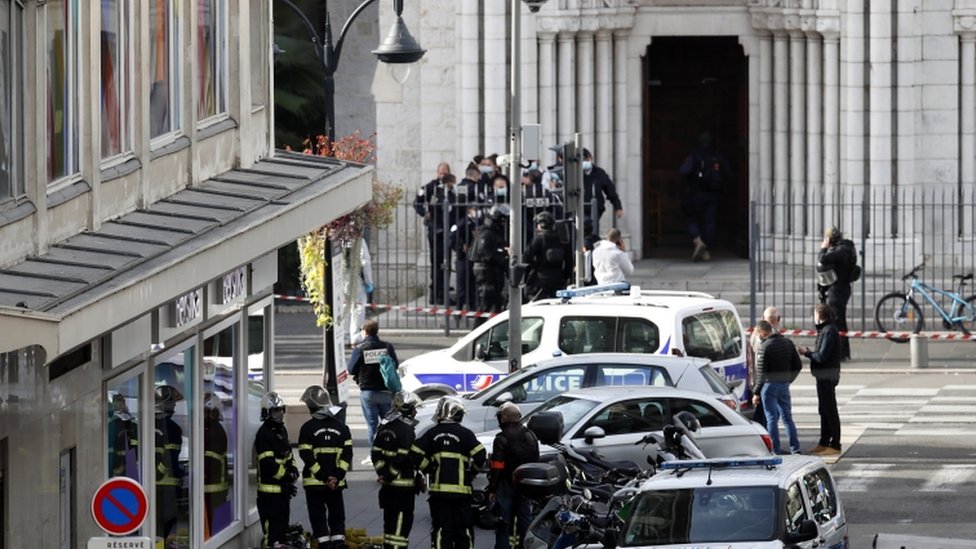 फ्रांस: आतंकवादी गतिविधियों से जुड़े होने के शक में 76 मस्जिदों की जांच