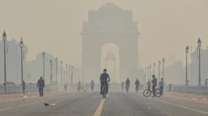 दिल्ली की वायु गुणवत्ता अभी भी खराब, पारा गिरा नीचे