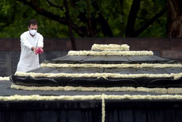 पूर्व प्रधानमंत्री राजीव गांधी की 30वीं पुण्यतिथि पर स्मारक वीर भूमि पर श्रद्धांजलि देते उनके बेटे कांग्रेस नेता राहुल गांधी