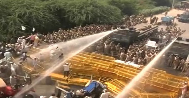पुलिस द्वारा दागे गए आंसू गैस से कई किसान घायल, किसानों के प्रतिनिमंडल से राजनाथ सिंह की मुलाकात