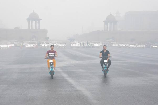 नई दिल्ली में भारी धुंध के बीच राजपथ का नजारा