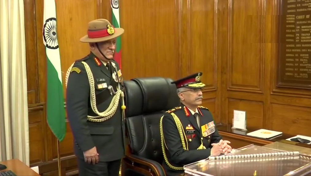 नए सेना प्रमुख बने मनोज नरवणे, बिपिन रावत की मौजूदगी में संभाला कार्यभार