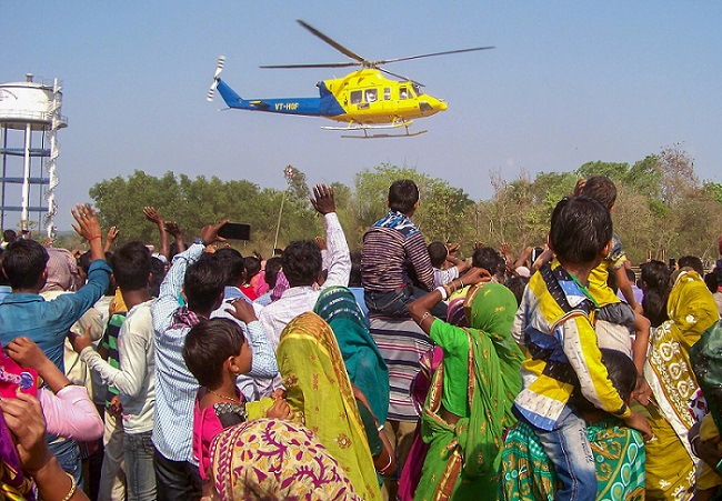 बांकुरा में चुनाव प्रचार करने आए टीएमसी नेता और पश्चिम बंगाल की मुख्यमंत्री के भतीजे अभिषेक बनर्जी के हेलीकॉप्टर को देखते समर्थक