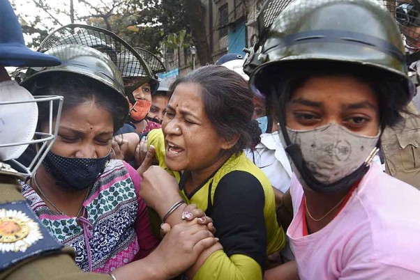 पे-स्केल और अन्य मुद्दों को लेकर कोलकाता में विरोध प्रदर्शन करते पारा-शिक्षक और पुलिसकर्मियों के बीच हाथापाई