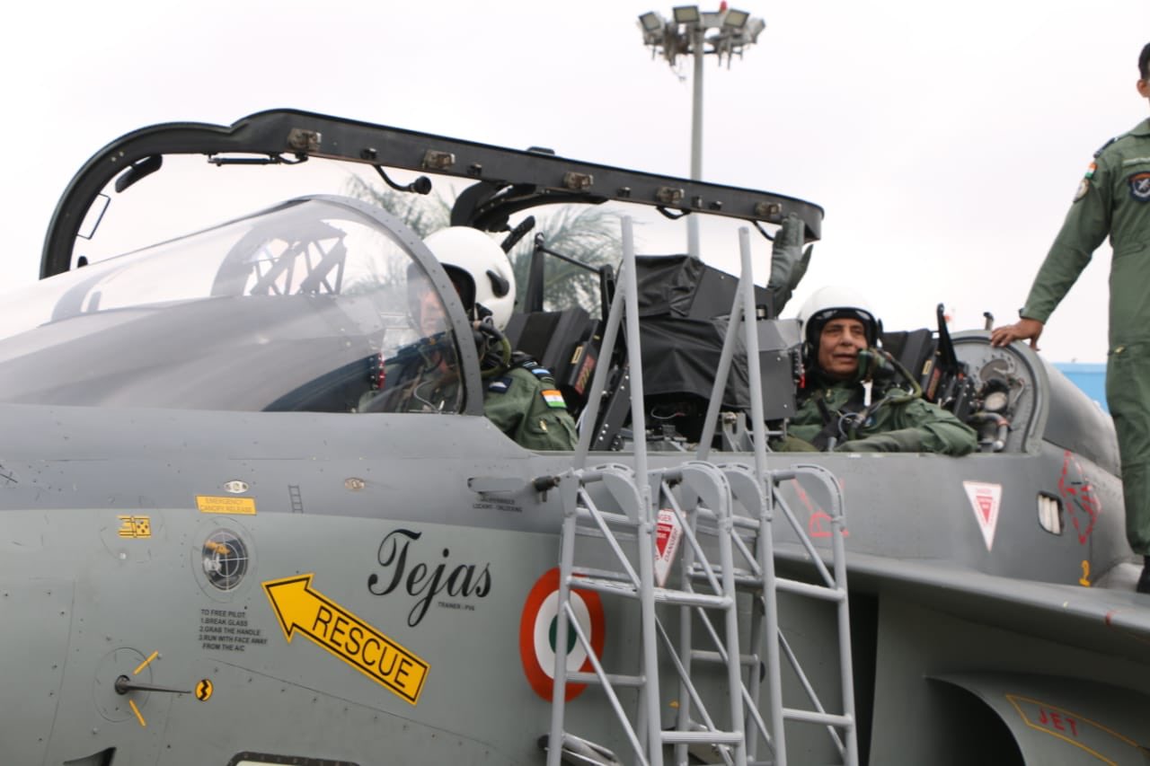 कर्नाटक के बेंगलुरु में रक्षा मंत्री राजनाथ सिंह ने स्वदेशी लड़ाकू विमान 'तेजस' में उड़ान भरी
