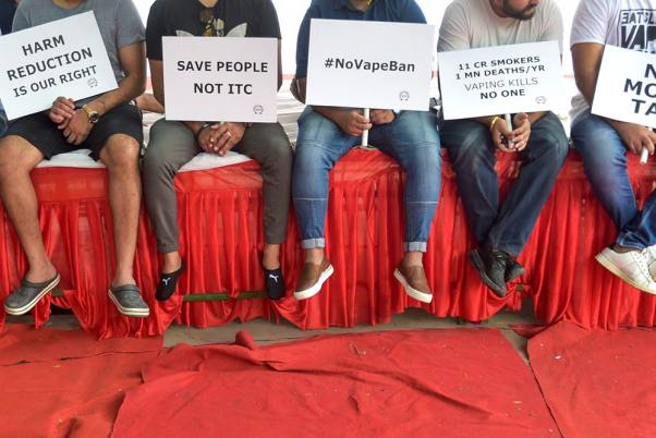 ई-सिगरेट प्रतिबंध के खिलाफ  नई दिल्ली में विरोध प्रदर्शन करते एसोसिएशन ऑफ वेपर्स इंडिया के सदस्य