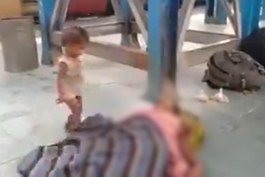 बिहार में भूख-प्यास से बेहाल मां की स्टेशन पर ही मौत, जगाने की कोशिश करता रहा बच्चा