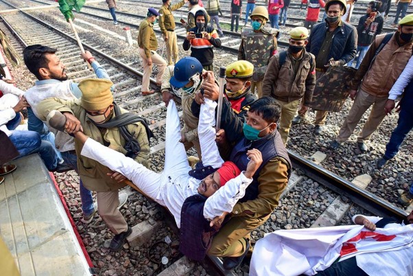 उत्तर प्रदेश के प्रयागराज में भारत बंद के दौरान रेल रोकते समाजवादी पार्टी के कार्यकर्ता