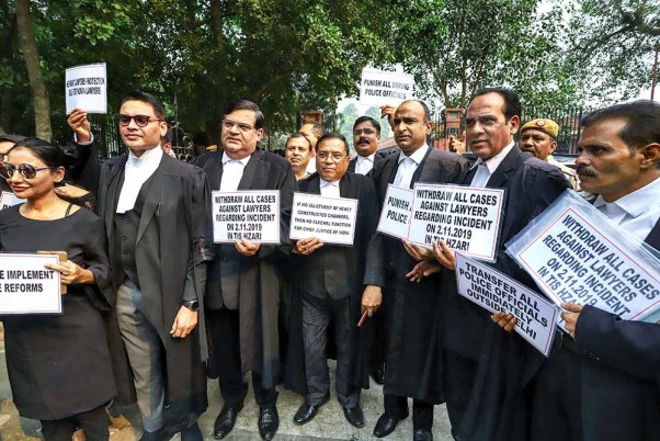 राजधानी दिल्ली में तीस हजारी कोर्ट की घटना को लेकर सुप्रीम कोर्ट के बाहर विरोध प्रदर्शन करते वकील