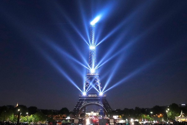 फ्रांस में दुनियाभर से आने वाले पर्यटकों के आकर्षण का केन्द्र एफिल टॉवर इस सप्ताह अपनी 130वीं सालगिरह मना रहा है।
