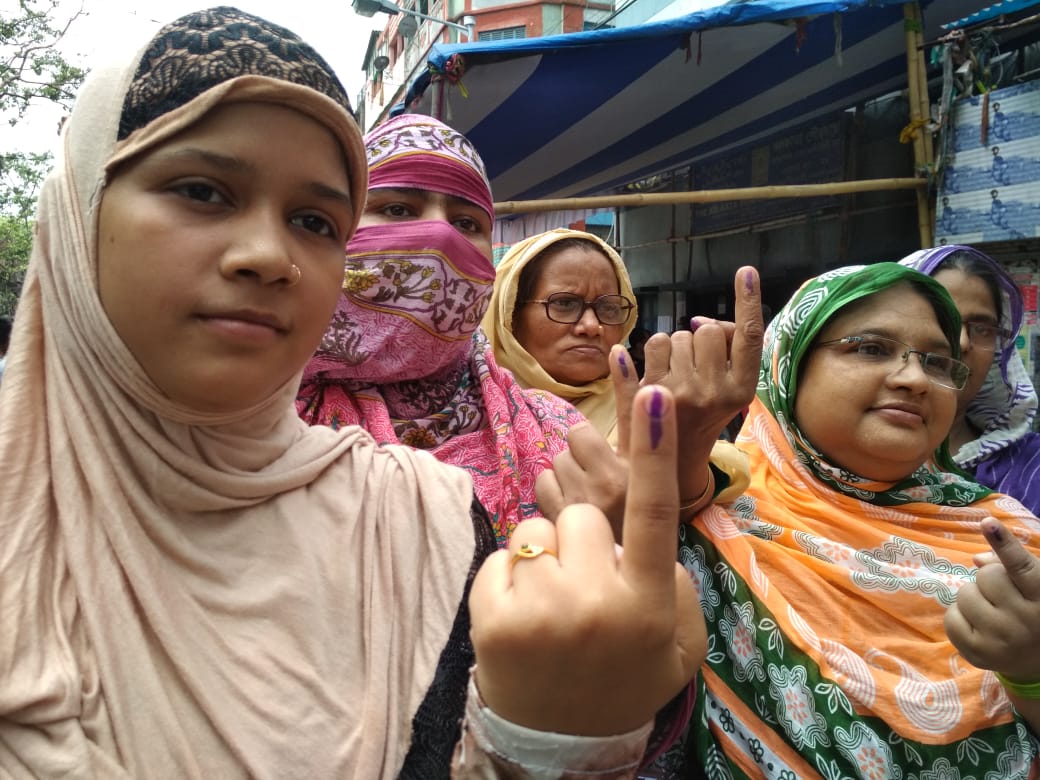 पश्चिम बंगाल की राजधानी कोलकाता में वोट डालने के बाद खुशी जाहिर करती महिलाएं