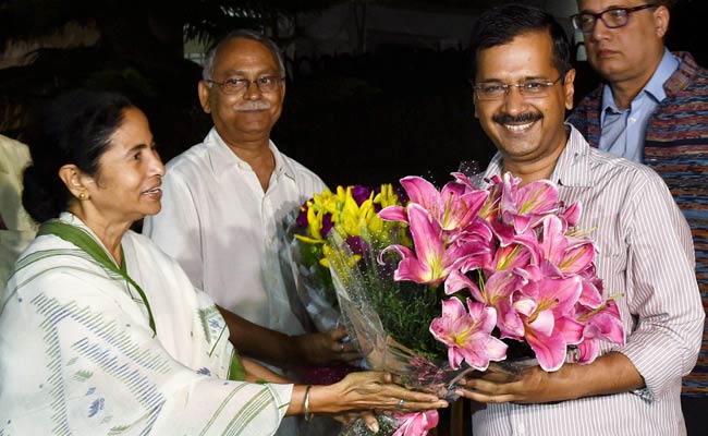 केजरीवाल से मिलीं ममता, शरद पवार की 'चाय पर चर्चा'