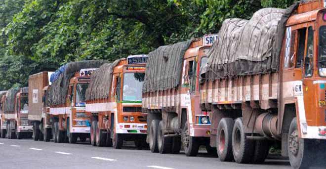 नोटबंदीः सड़कों पर 4 लाख ट्रक फंसे