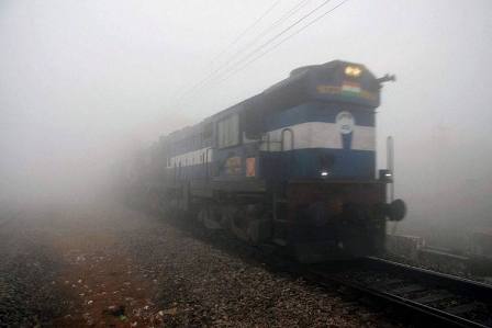 कोहरे की मार: उत्तर भारत में बिगड़ा मौसम, दिल्ली आने वाली 13 ट्रेनें लेट, जानें कौन-सी ट्रेनों पर पड़ा असर