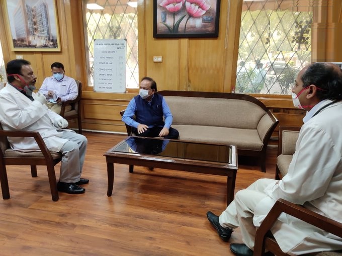 कोविड-19 के मद्देनजर दिल्ली के लोक नायक जय प्रकाश नारायण अस्पताल में अधिकारियों के साथ मुलाकात करते केंद्रीय स्वास्थ्य मंत्री डॉ. हर्षवर्धन