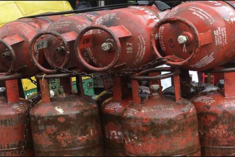 आम आदमी को झटका, मेट्रो शहरों में 149 रुपये तक बढ़ गए घरेलू गैस सिलेंडर के दाम