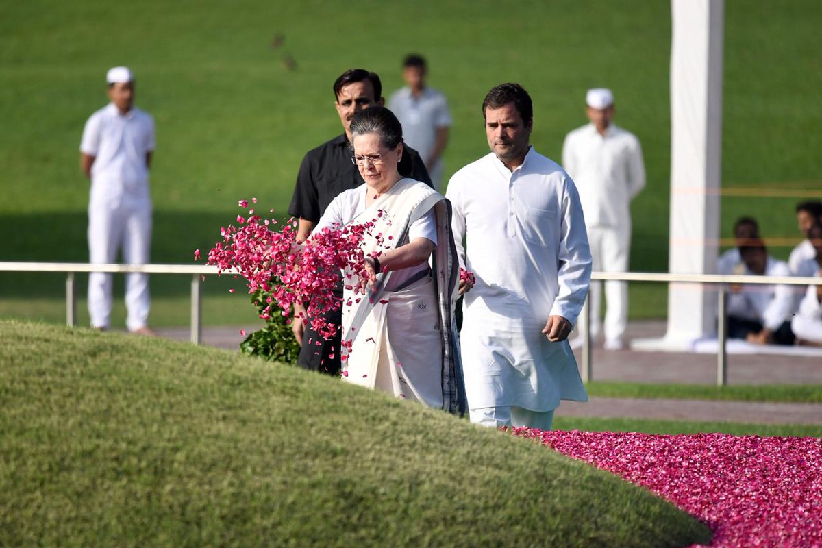 देश के पहले PM पं. नेहरू की पुण्यतिथि पर दिल्ली के शांतिवन में उन्हें श्रद्धांजलि देते राहुल और सोनिया गांधी