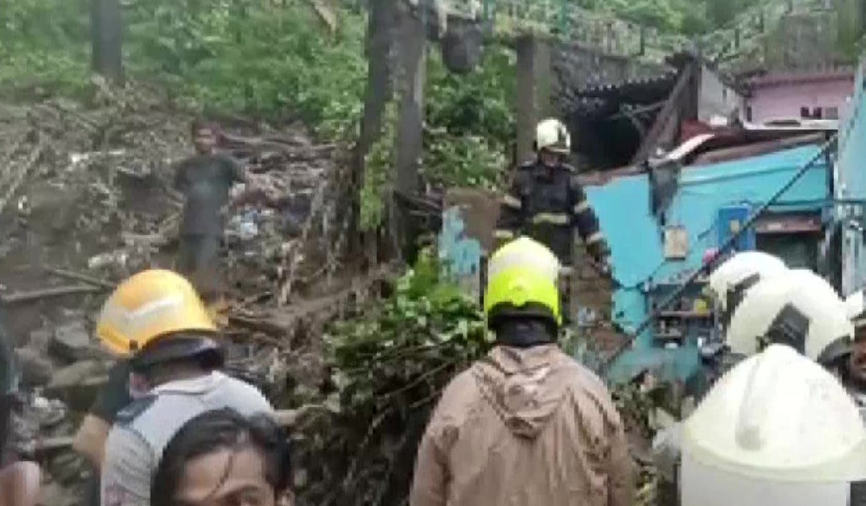 मुंबई में बारिश ने मचाई तबाही, चेंबूर और विक्रोली में मकान गिरने से 22 लोगों की मौत