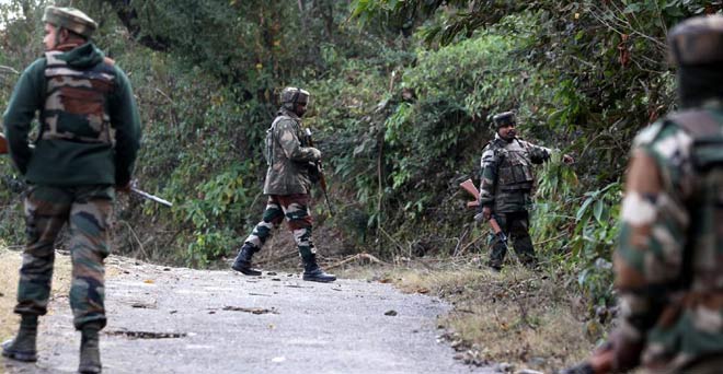 कश्मीर के त्राल में पुलिस पार्टी पर आतंकी हमला, 2 नागरिकों की मौत, सात जवान घायल