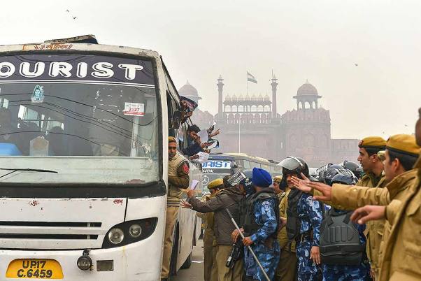 नागरिकता संशोधन कानून के खिलाफ नई दिल्ली में विरोध कर रहे प्रदर्शनकारियों को हिरासत में लेती पुलिस