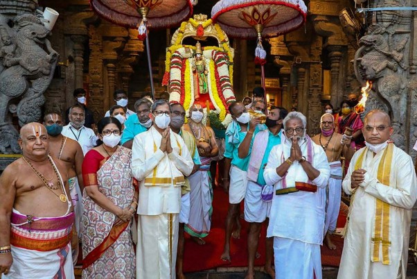 सुप्रीम कोर्ट के न्यायाधीश न्यायमूर्ति एनवी रमण ने परिवार के सदस्यों के साथ किए तिरुमला मंदिर के दर्शन