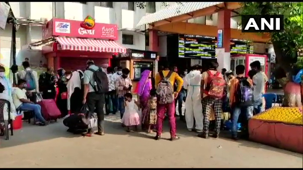 कर्नाटक में दो हफ्ते का लॉकडाउन लागू होने के बाद बेंगलुरु में वापस अपने गांव जाते दिखे प्रवासी मज़दूर