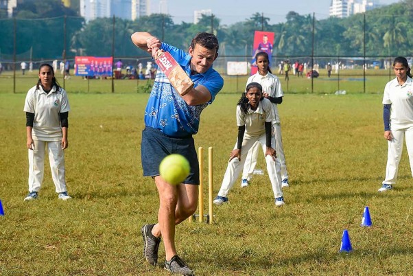 मुंबई में 'क्रिकेट चैरिटी चैलेंज' के दौरान बल्लेबाजी करते पूर्व ऑस्ट्रेलियाई क्रिकेटर एडम गिलक्रिस्ट