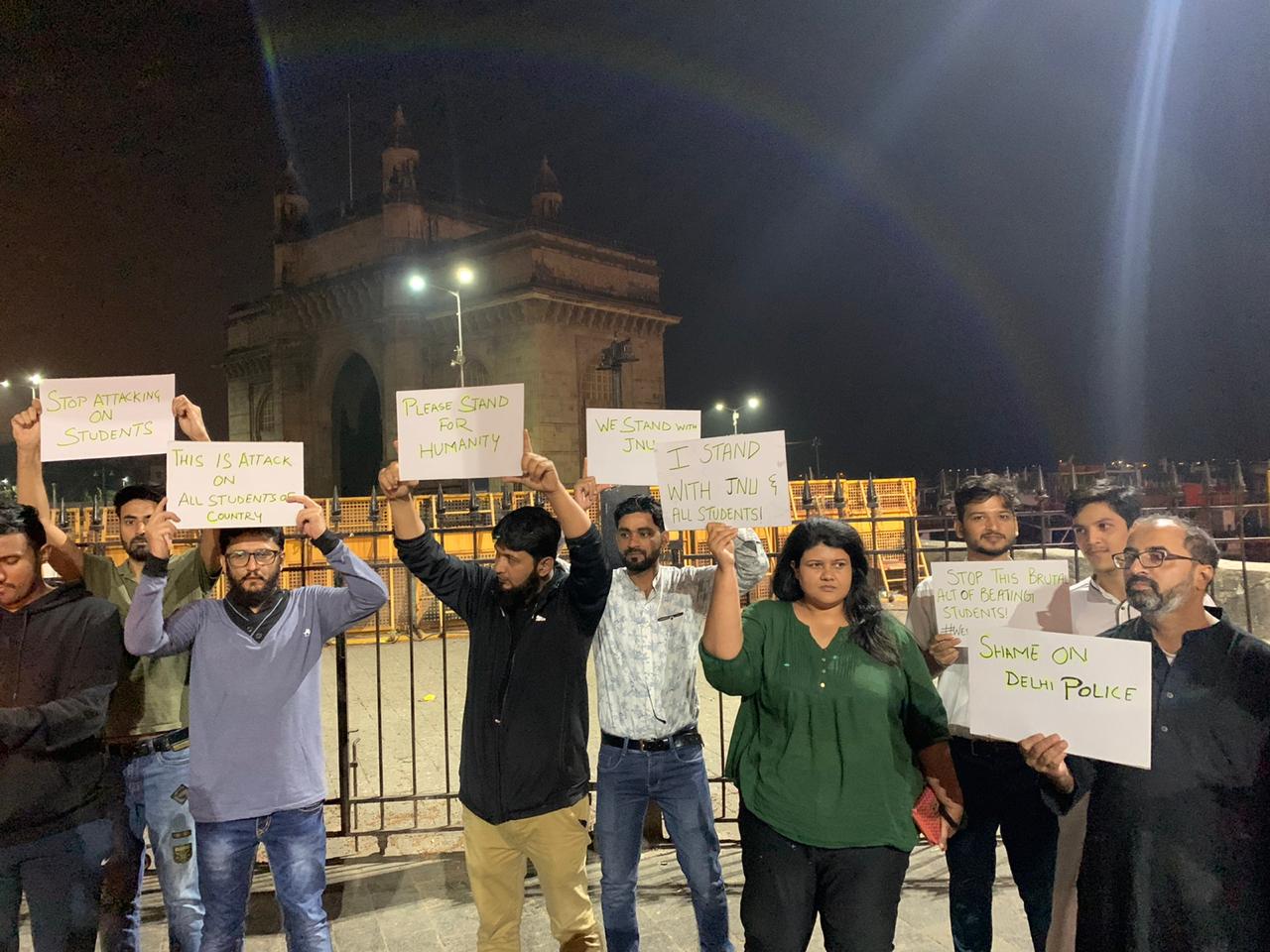जेएनयू में हुई हिंसा के विरोध में आधी रात को मुंबई में गेटवे ऑफ इंडिया के बाहर प्रदर्शन करते कई कॉलेजों के छात्र