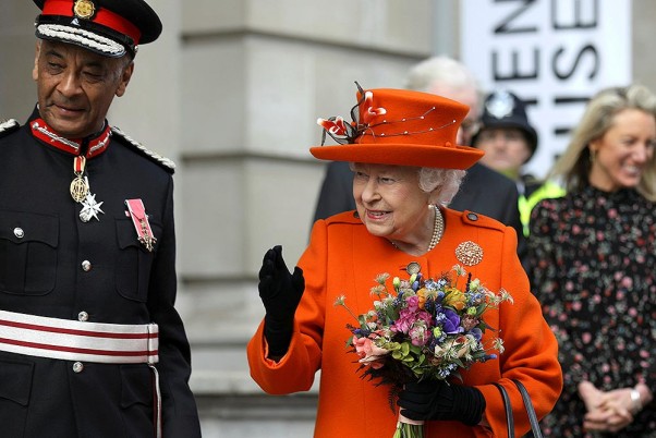 लंदन में ब्रिटेन की महारानी एलिजाबेथ द्वितीय एक कार्यक्रम के दौरान प्रतिक्रिया देते हुए