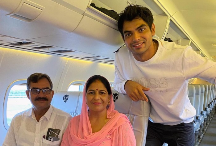 अपने मां-पापा को पहली बार फ्लाइट में बैठाने पर खुश भारतीय एथलीट नीरज चोपड़ा