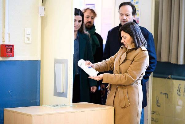 पेरिस की महापौर ऐनी हिडाल्गो फ्रांसीसी नगरपालिका चुनाव के पहले दौर में मतदान से पहले हाइड्रोक्लोरिक जेल लगाती हुईं