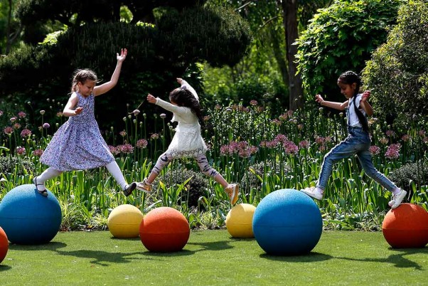 लंदन के नए केव गार्डन में खेलते बच्चे