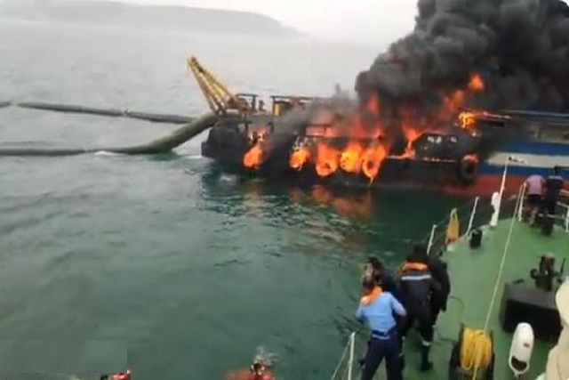 वीडियो: विशाखापट्टनम: कोस्ट गार्ड के जहाज में लगी भीषण आग, 28 लोगों को बचाया गया, एक लापता