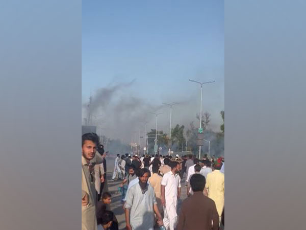 इमरान खान के समर्थकों ने पाक सेना मुख्यालय पर बोला धावा, सत्ता के खिलाफ लगाए नारे; कई जगह हिंसक प्रदर्शन और आगजनी