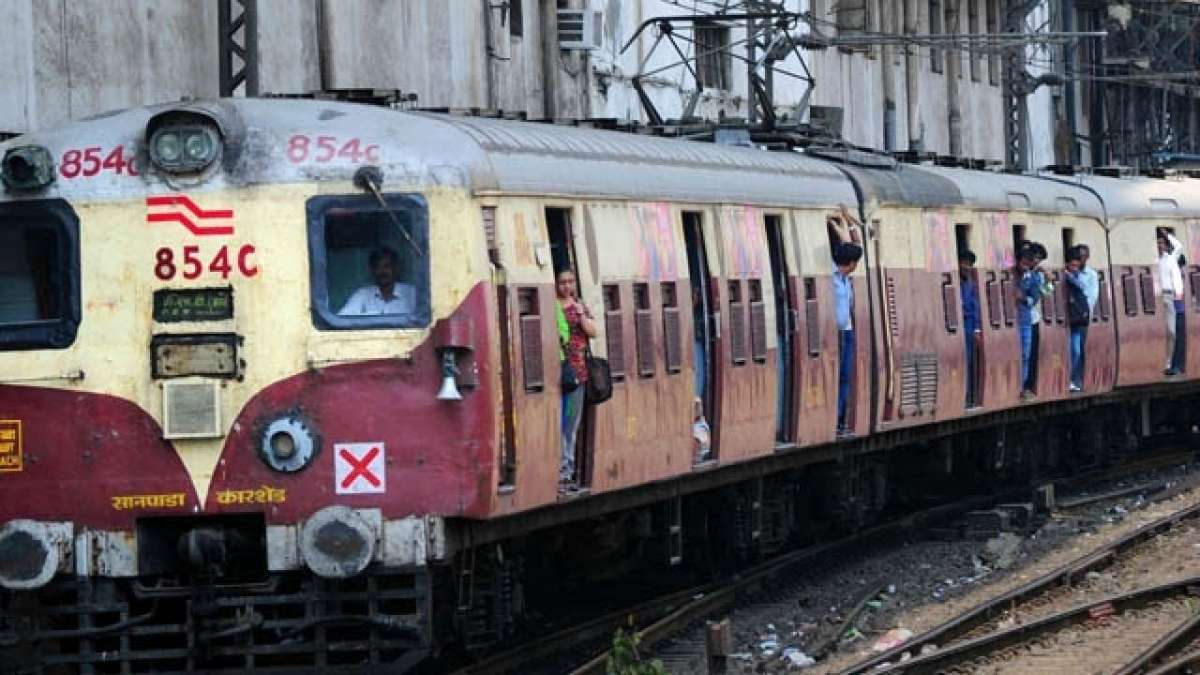 मुंबई में आज से शुरू हुईं लोकल ट्रेन, सिर्फ एसेंशियल स्टाफ को होगी यात्रा की अनुमति