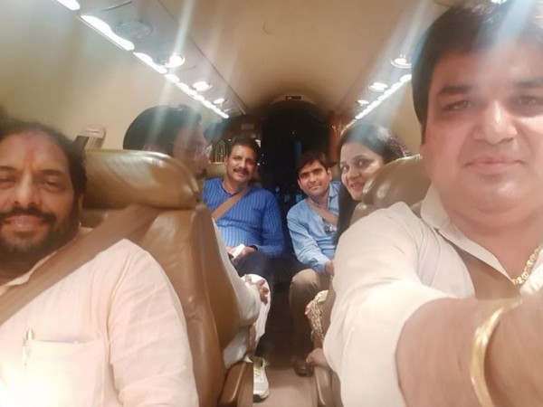 गोपाल कांडा समेत 2 विधायकों को लेकर दिल्ली के लिए रवाना होते समय हरियाणा के सिरसा से बीजेपी सांसद सुनीता दुग्गल