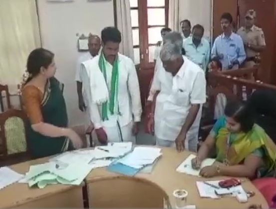 कर्नाटक के मुख्यमंत्री एचडी कुमारस्वामी के बेट निखिल कुमारस्वामी ने मड्या लोकसभा से कांग्रेस-जेडीएस गठबंधन के उम्मीदवार के रूप में भरा नामांकन