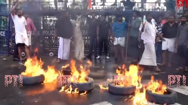 केरल: तिरुवनंतपुरम में कांग्रेस, भाजपा युवा मोर्चा का विरोध मार्च हुआ हिंसक, पुलिस ने की पानी की बौछारें