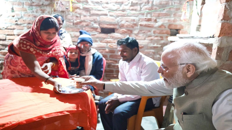 अयोध्या में मीरा के घर अचानक चाय पीने पहुंचे पीएम मोदी